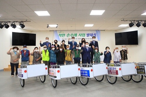 폐지 줍는 어르신 리어카에 광고를…홍보·후원 동시에 - Vimarsana News