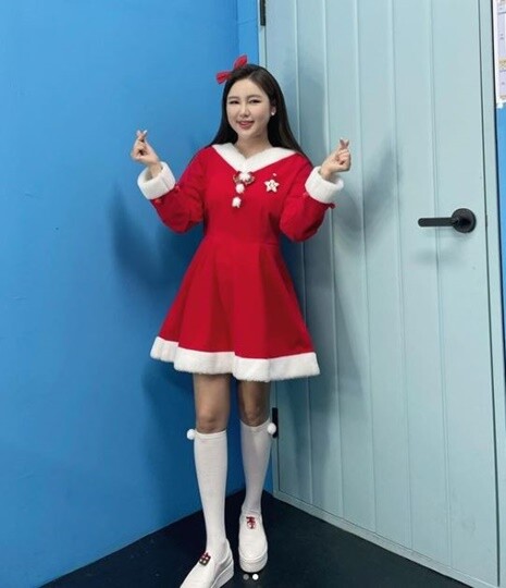 <b>송가인</b>, 연말 산타걸 <b>변신</b>에 여신<b>미모</b> 인증샷 "행운 요정!"