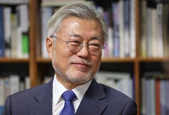 문재인 "어느 때보다 어려운 <b>설 명절</b>…나라 정상화 기원"