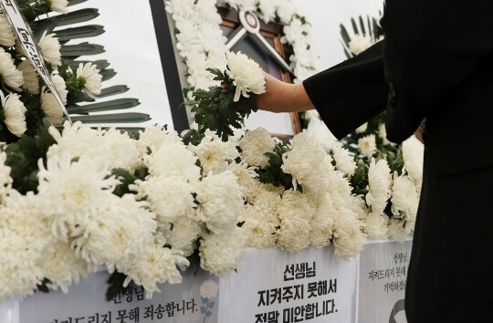 분향소 운영 30일까지 연장…'<b>제주 교사</b> 사망 사건'에 <b>추모</b> 행렬 <b>이어져</b>