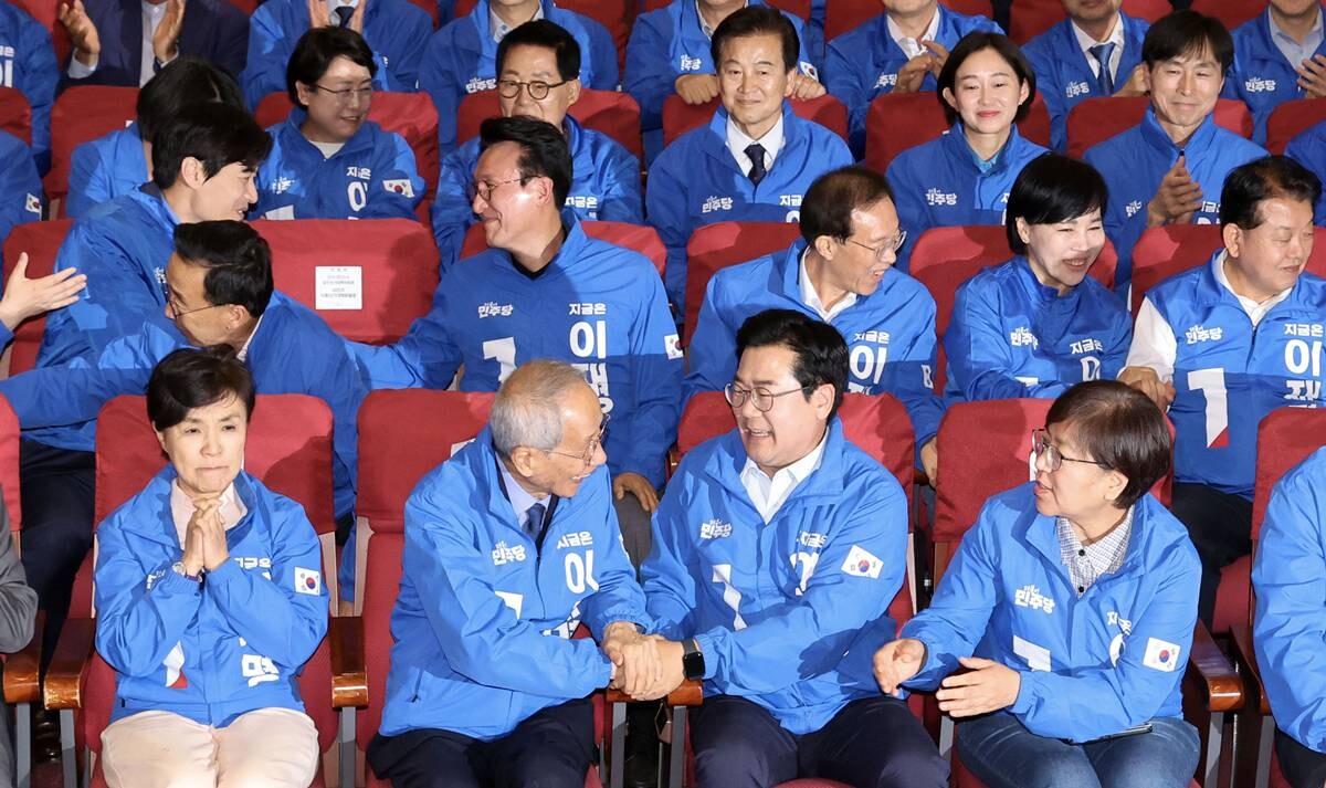 민주당 '<b>환호</b>' 국민의힘 '충격'…출구조사 결과 반응 봤더니