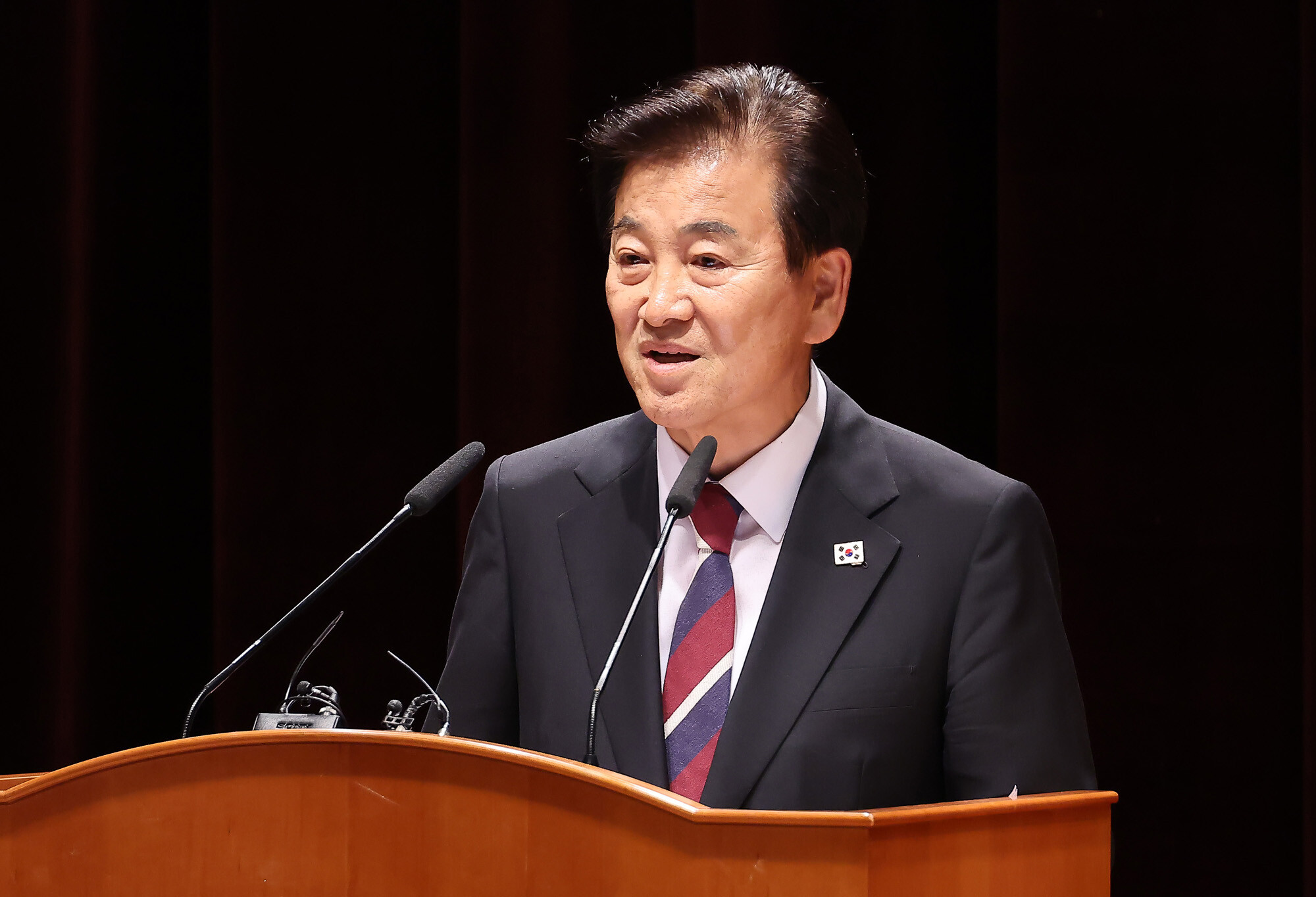"하명 정치 본격화" vs "안전한 한반도 시작"…정동영, 김여정 담화문 신...
