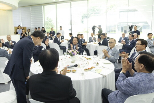 <b>김동연</b> “<b>어르신</b> 모시기, 대한민국에서 가장 잘 하겠다”