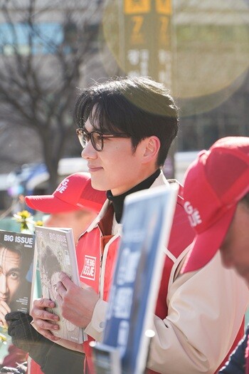 "무더위 넘는 훈훈함" 배우 <b>엄태구</b>, <b>빅이슈 판매원</b>으로 변신
