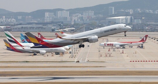 고유가·고환율에 신음하는 항공사들, 신규 취항 늘리는 까닭 - 뉴스 썸네일 이미지