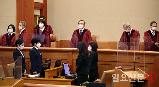 헌법소원 선고위해 들어서는 재판장들 | 일요신문